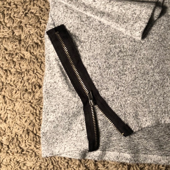 SUPER SOFT MOVEABLE ZIPPER SWEATER! - Picture 3 of 4